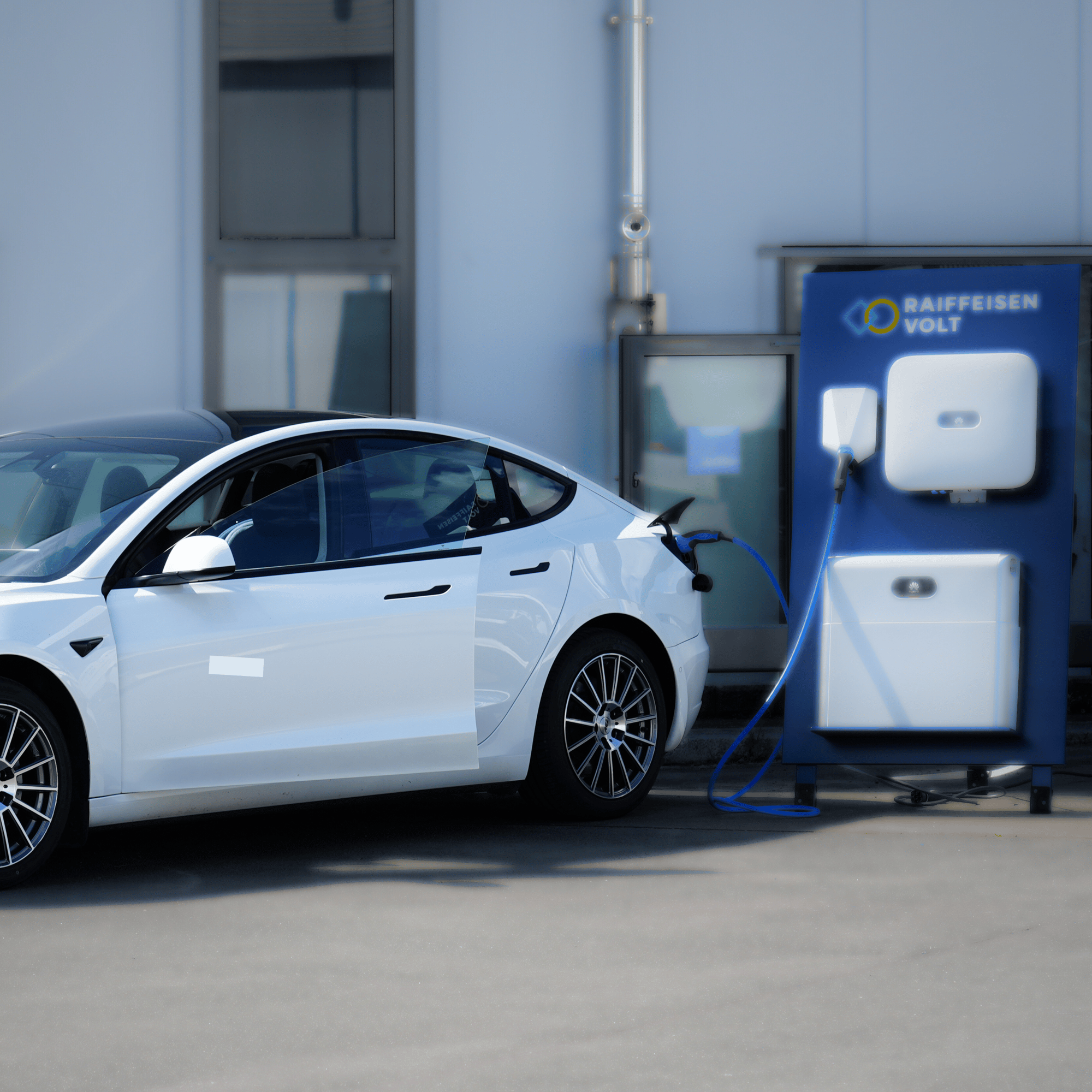 E-Auto an einer Wallbox, betrieben mit sauberem Strom aus der hauseigenen Photovoltaikanlage