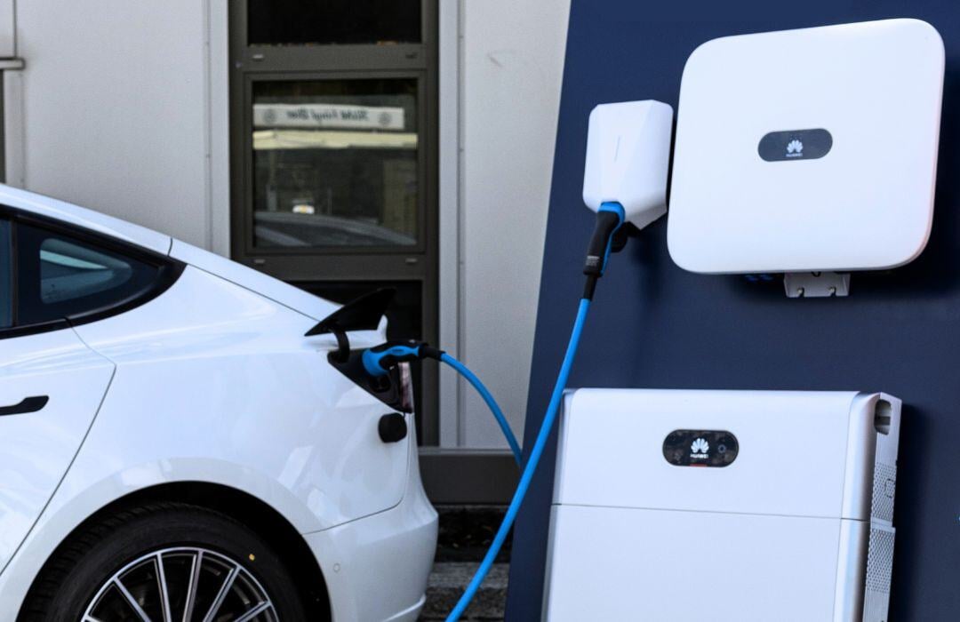 Photovoltaikspeicher und Wallbox mit E-Auto das lädt