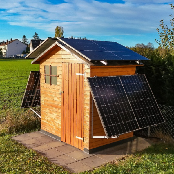 Gartenhaus mit Photovoltaik-Modulen auf dem Dach sowie an den Seitenwänden mit Aufständerungen befestigt