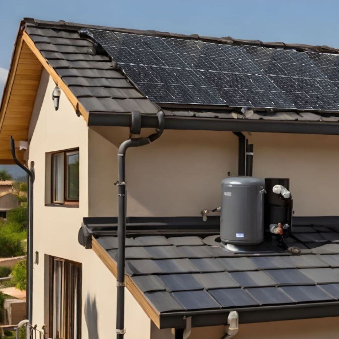 Solare Warmwasseranlage mit Panel und Speichertank auf dem Dach eines Hauses