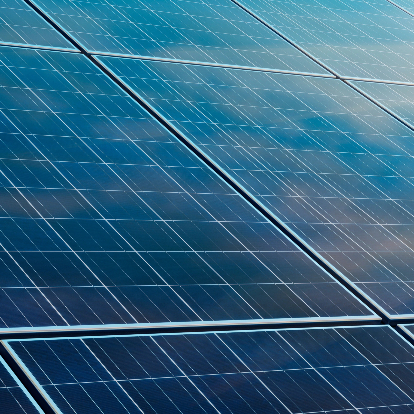 Solarmodule absorbieren Sonnenstrahlen bei klarem Himmel, erzeugen umweltfreundliche Energie bei Sonneneinstrahlung.
