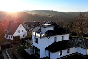 Photovoltaikanlage am schönen Sorpesee Drohnenaufnahme