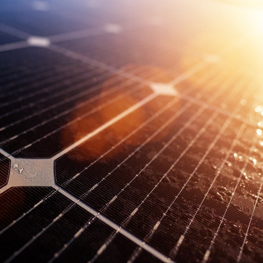 Nahaufnahme PV-Modul bei Sonnenuntergang