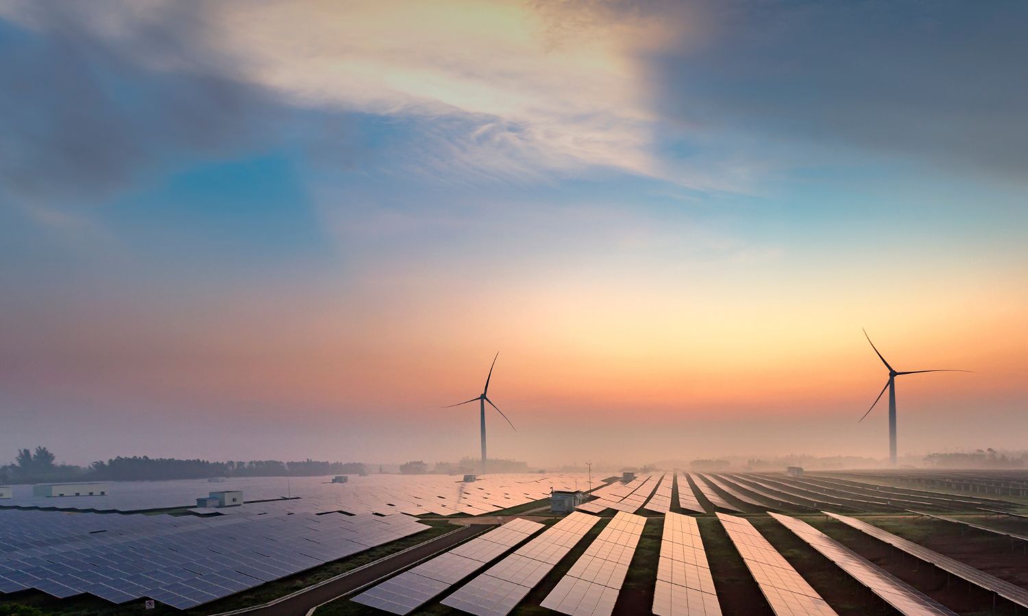 RaiffeisenVolt Photovoltaik-Anlagen im Sonnenuntergang