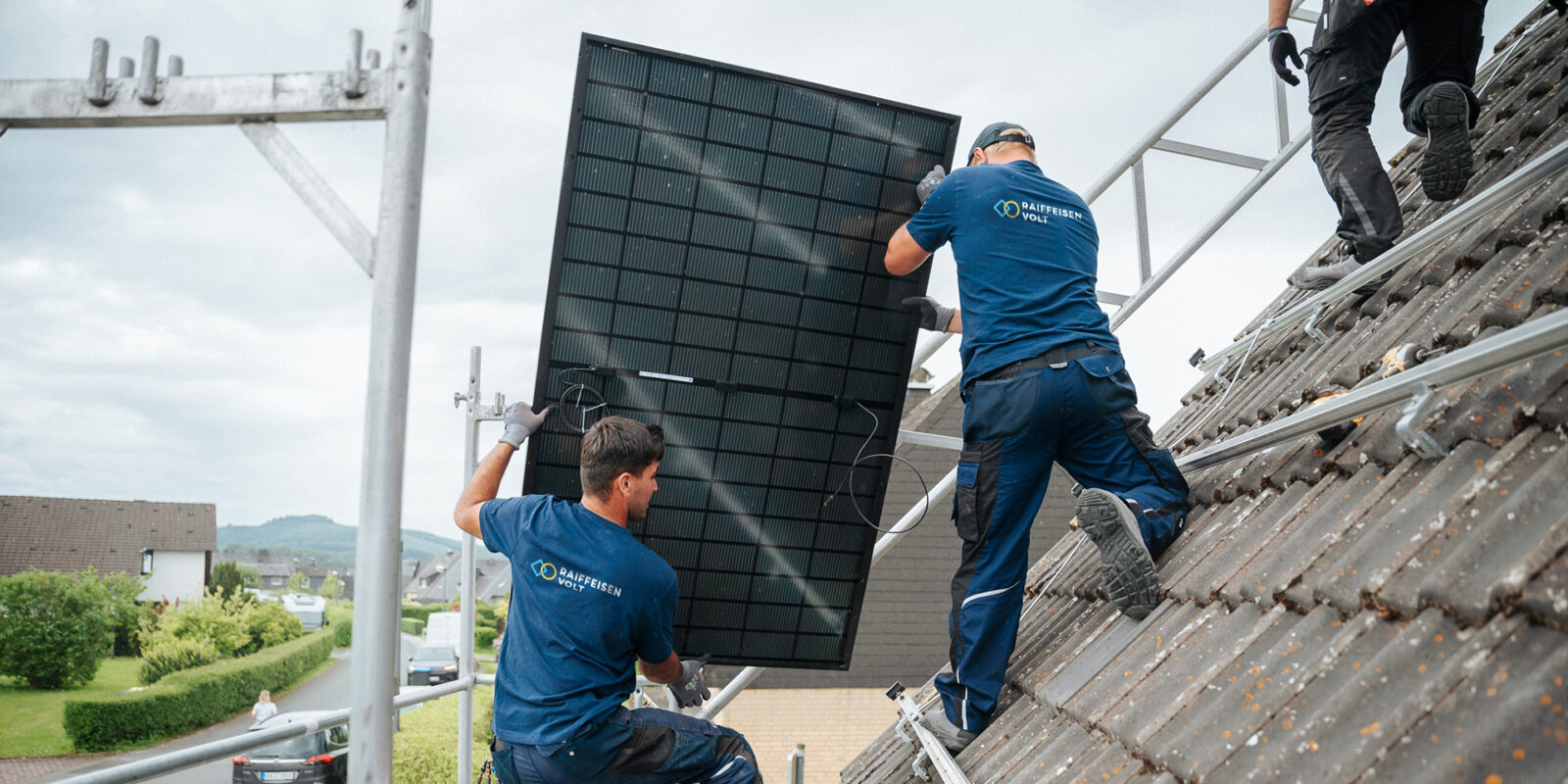 Montage von Photovoltaik Modulen auf Eigenheim-Dach