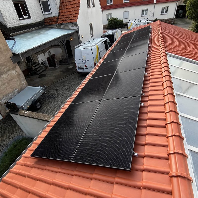 Photovoltaikanlage auf Eigenheim geplant und montiert von RaiffeisenVolt
