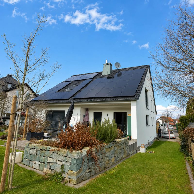 Photovoltaikanlage auf Eigenheim geplant und montiert von RaiffeisenVolt