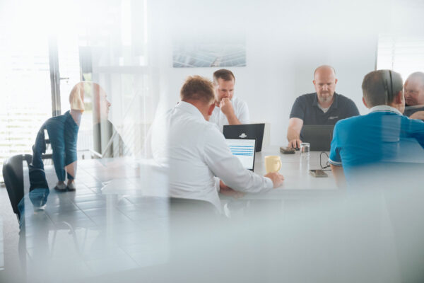 Beratung von PV-Gewerbekunden am Meetingtisch