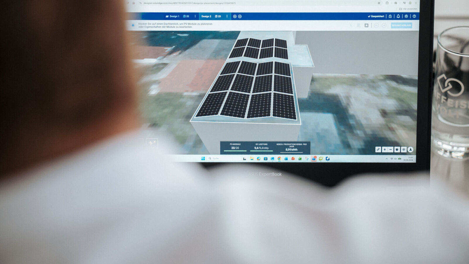 Planung einer PV-Anlage für Gewerbekunden durch RaiffeisenVolt am Laptop
