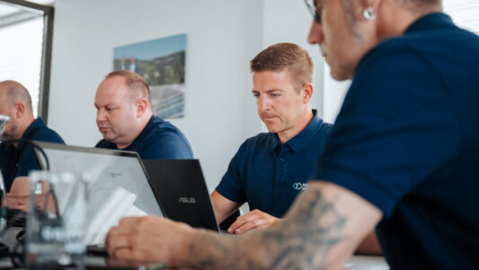 Photovoltaik Experte in Meeting zur Photovoltaik-Planung Erfurt