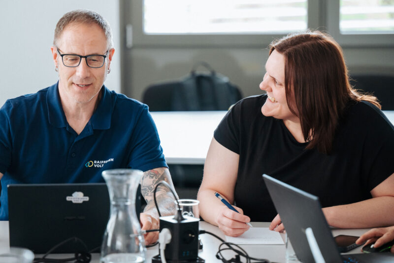 Lachende Photovoltaik-Berater im Meeting