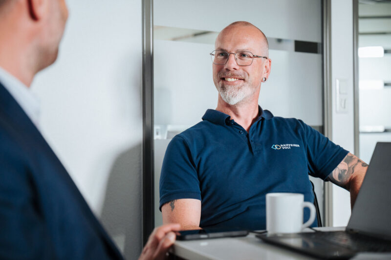 Projektmanager Alexander in RaiffeisenVolt T-Shirt