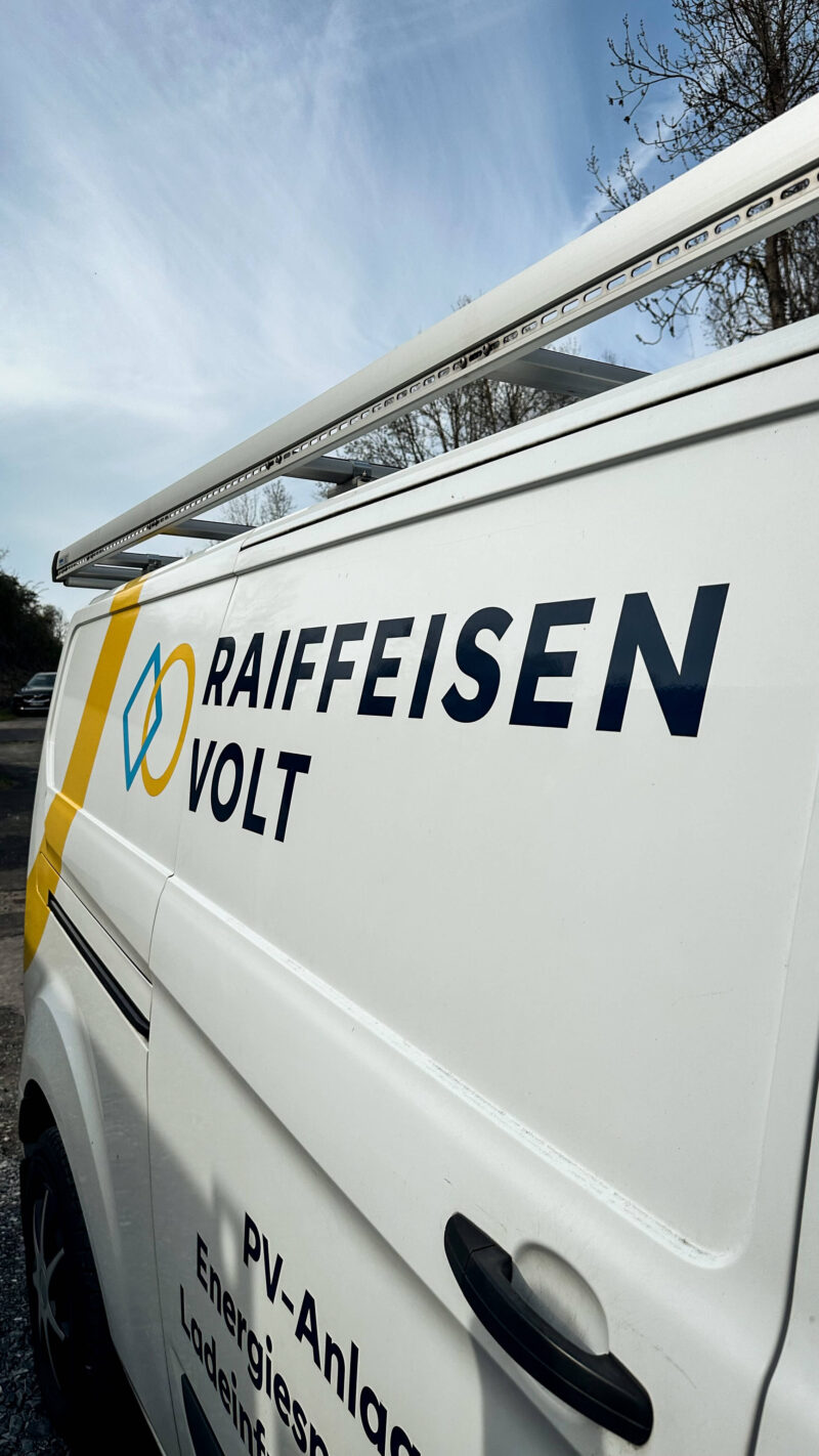 Solarpark Müschede RaiffeisenVolt Fahrzeug