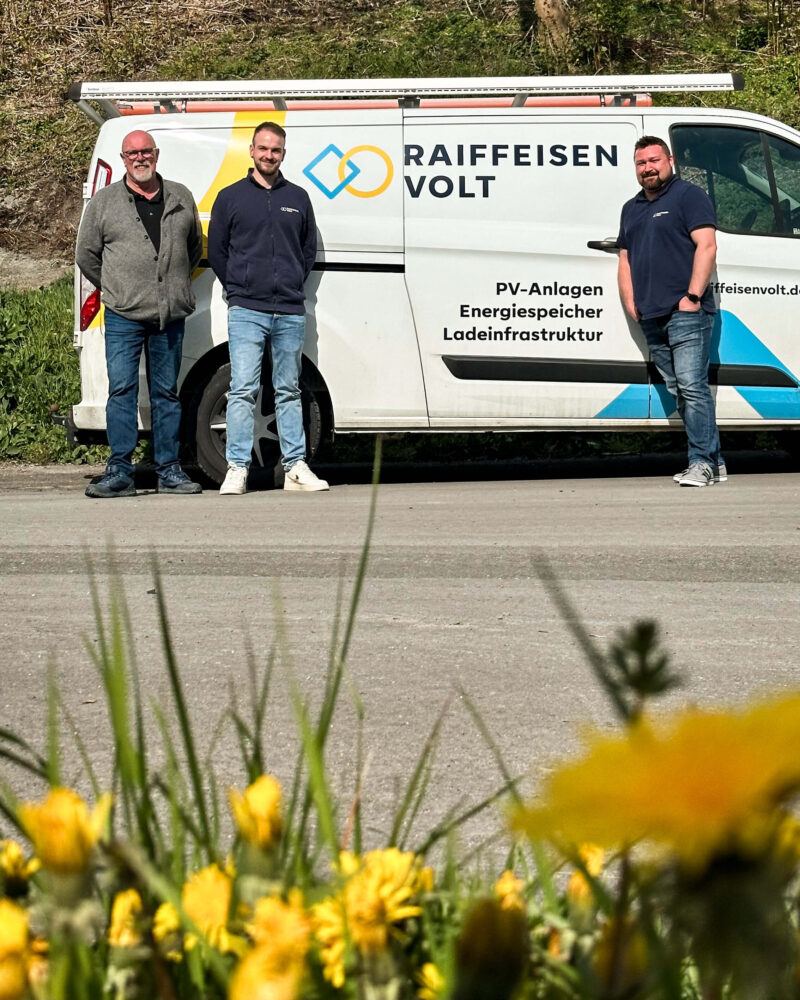 Solarpark Müschede Mitarbeiter von RaiffeisenVolt Wagen