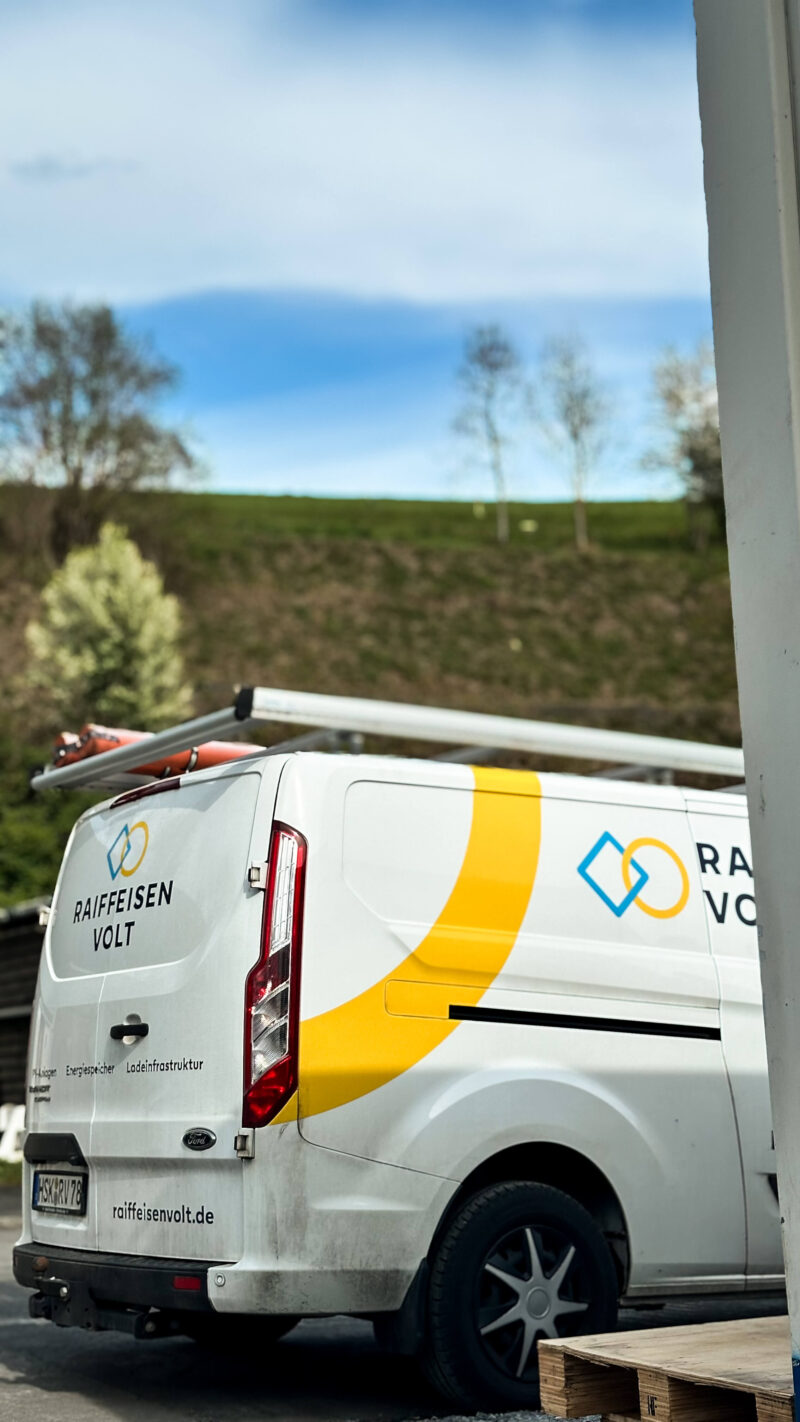 Solarpark Müschede RaiffeisenVolt Fahrzeug