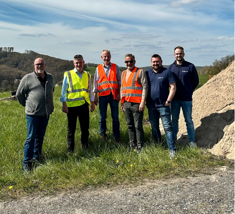 RaiffeisenVolt Team vor Solarpark Projekt Müschede
