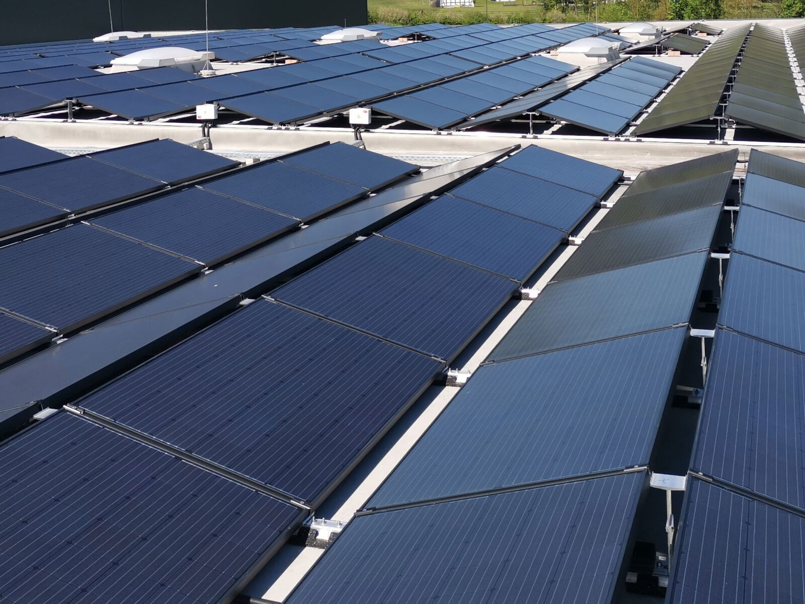 Gewerbedach mit Photovoltaikanlage von RaiffeisenVolt in Meschede