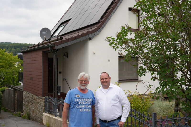 PV-Berater mit Eigenheimbesitzer nach erfolgreicher PV-Installation