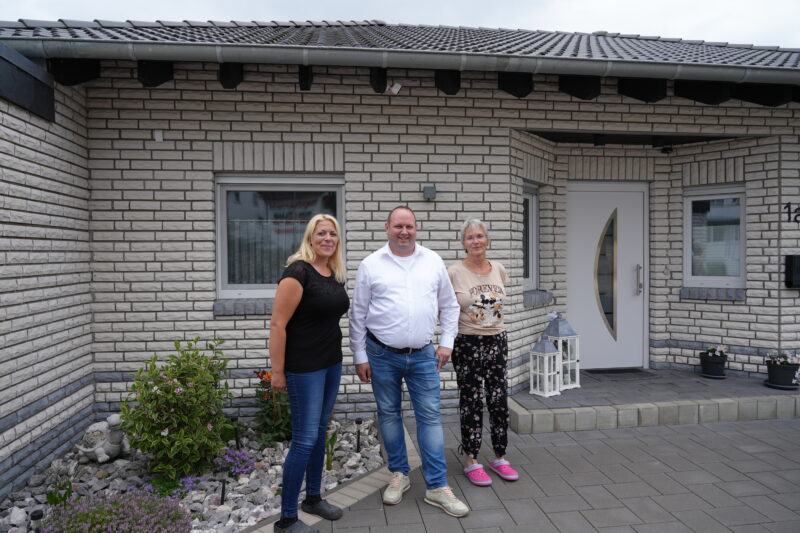 PV-Berater mit Eigenheimbesitzer nach erfolgreicher PV-Installation
