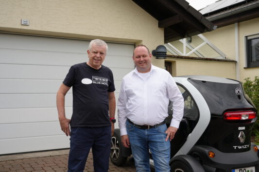 PV-Berater mit Eigenheimbesitzer nach erfolgreicher PV-Installation