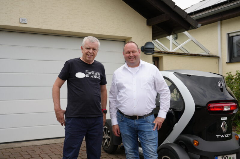 PV-Berater mit Eigenheimbesitzer nach erfolgreicher PV-Installation