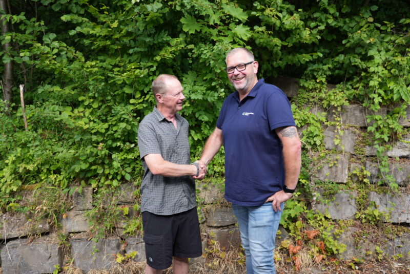 PV-Berater schüttelt Hand von Eigenheimbesitzer