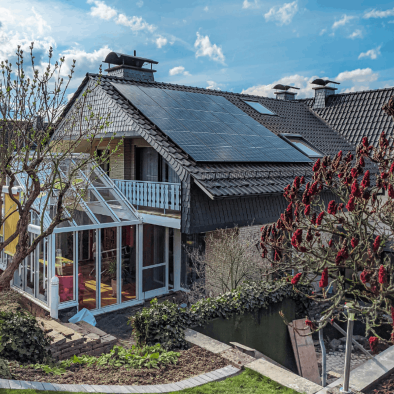 Photovoltaikanlage auf Dach eines Eigenheims