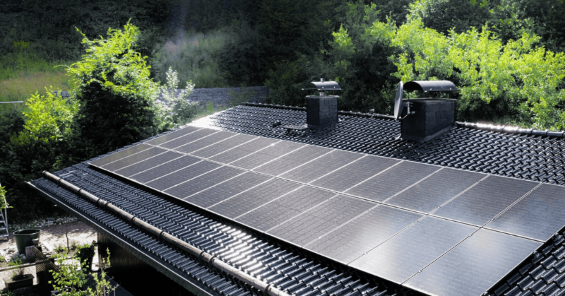 Photovoltaikanlage auf Dach eines Eigenheims