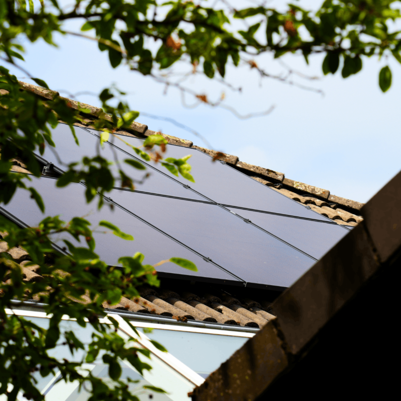 Photovoltaikanlage auf Dach eines Eigenheims