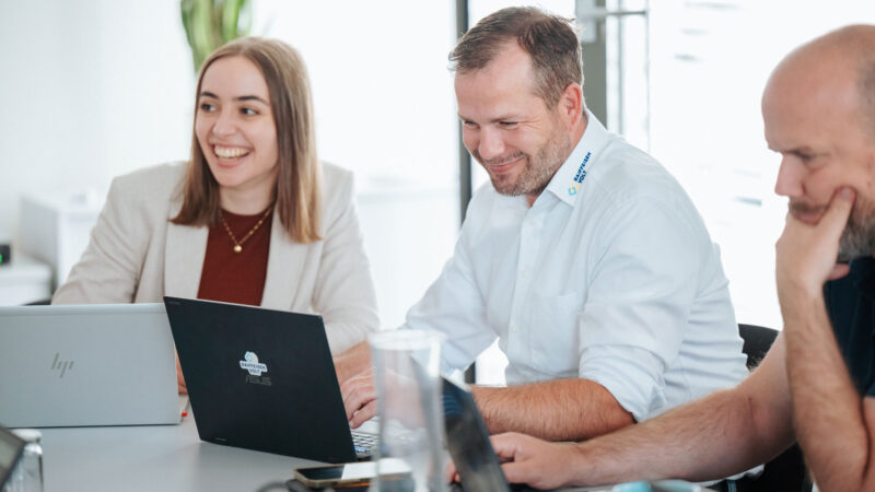Team-Besprechung zu Mieterstrom-Projekt in RaiffeisenVolt Office