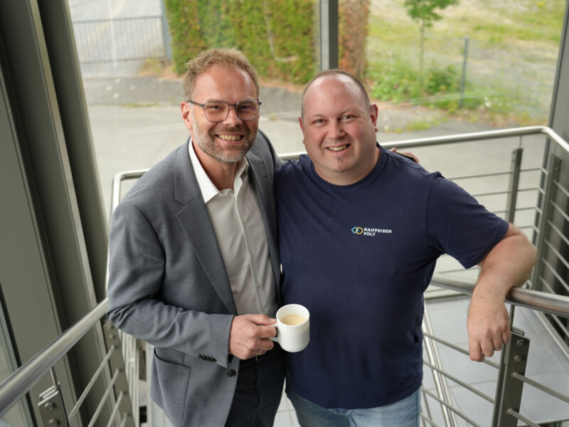 Bild von Geschäftsführer Marco und Vertriebler Christian im Flur bei RaiffeisenVolt