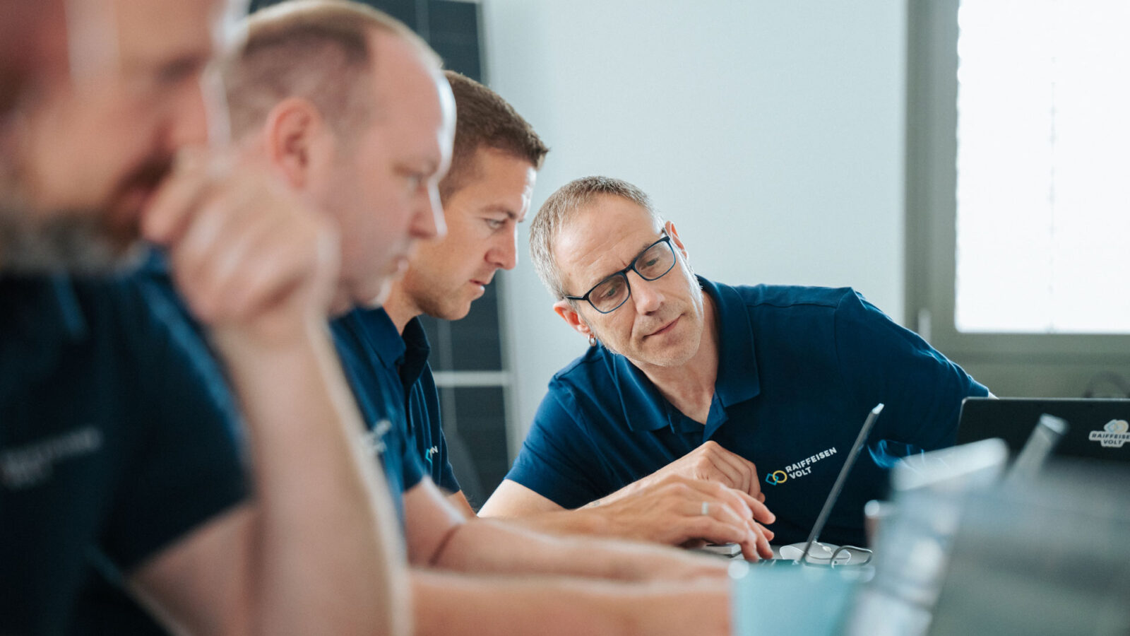 Photovoltaik-Wartungsteam bei Monitoring der Photovoltaikanlagen
